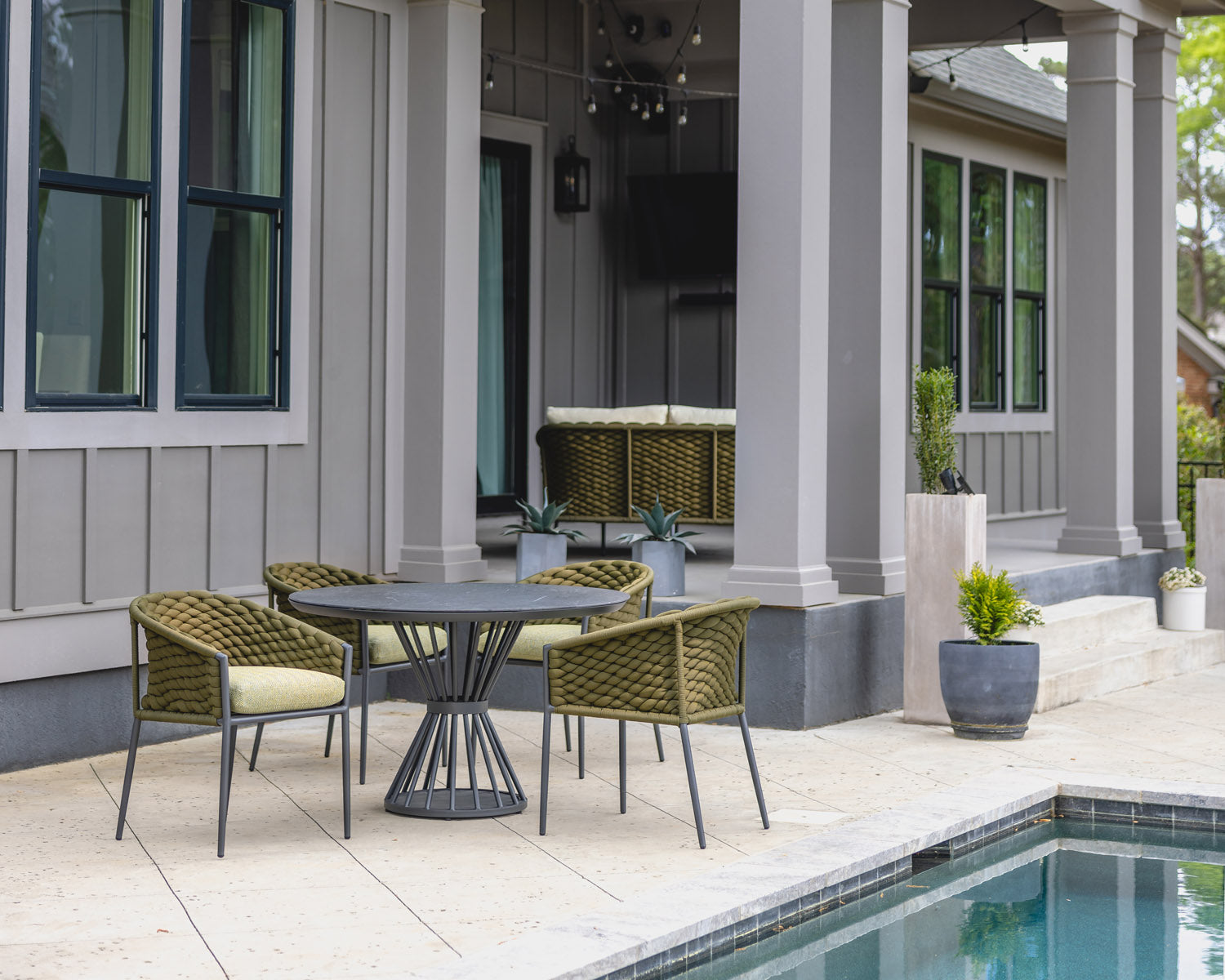 Lloyd Flanders Escape Aluminum Round Outdoor Dining Table