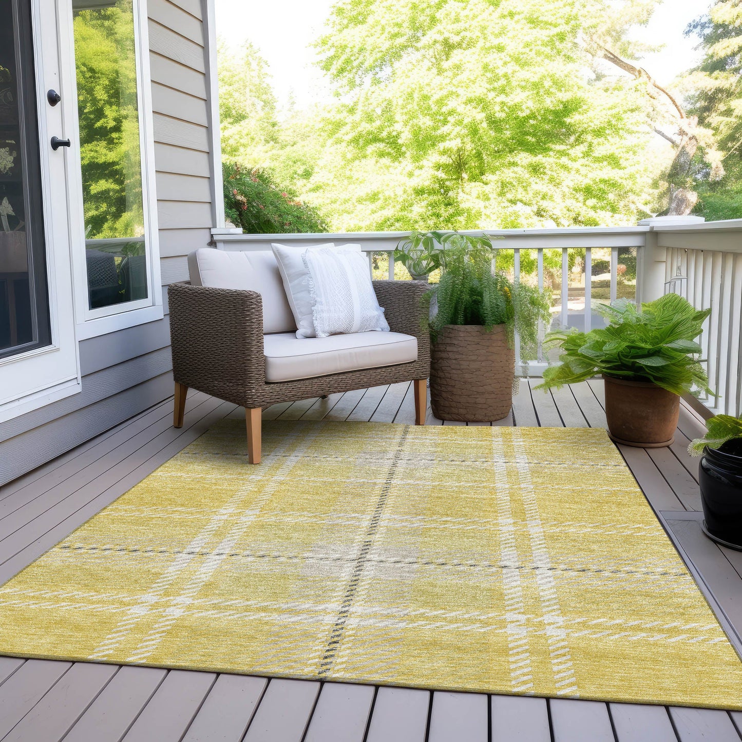 Spiral Whispers Gold Washable Indoor-Outdoor Rug